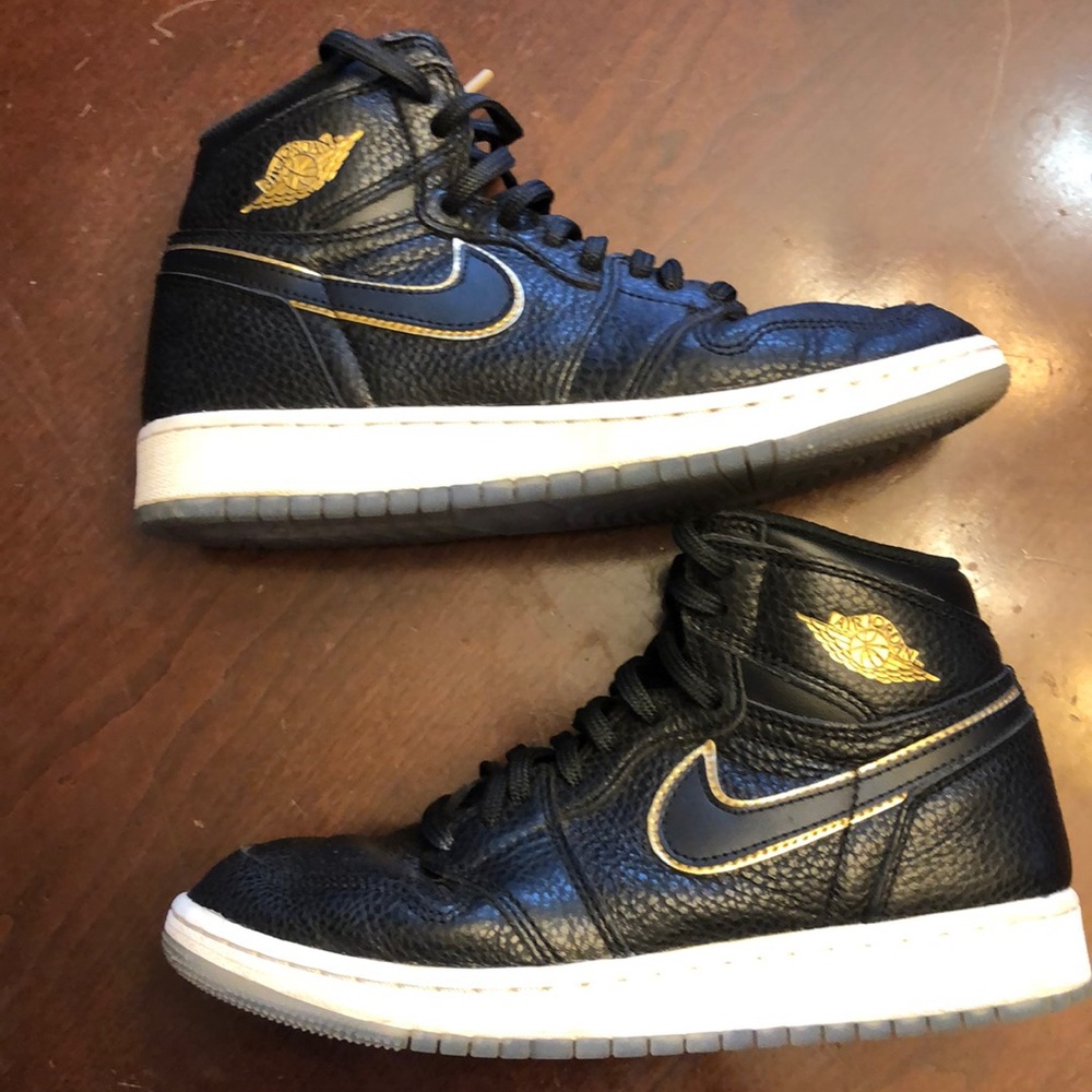Jordan 1 Retro High Boys Size 5